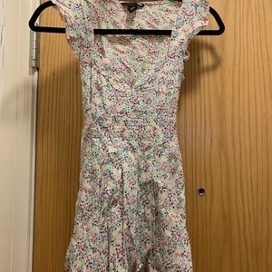 Dainty floral top w/sweetheart neck & flowy bottom